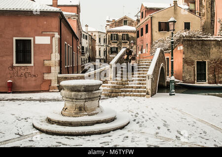 Venezia, Italia - 28 febbraio/1 marzo 2018 una donna con sua figlia passeggiate cautiosly dopo una nevicata a Venezia, Italia. Un soffio di gelo chiamato "Bestia da est" ha afferrato la maggior parte di Europa nel mezzo dell'inverno del 2018, e a Venezia una nevicata ha coperto la città con il bianco, rendendolo affascinante e poetico per cittadini e turisti. © Simone Padovani / risveglio Foto Stock