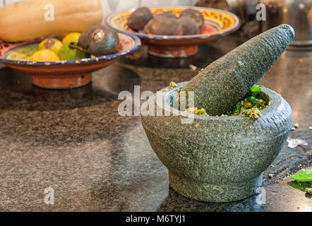 Mortaio di pietra con pesto di fatti in casa Foto Stock