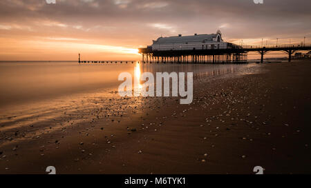 Sunrise a Cleethorpes Pier e spiaggia Foto Stock