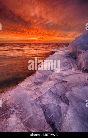 Inverno lastre di ghiaccio si accumulano sulle rive del lago di St. Clair, Michigan, Stati Uniti d'America Nord America Foto Stock