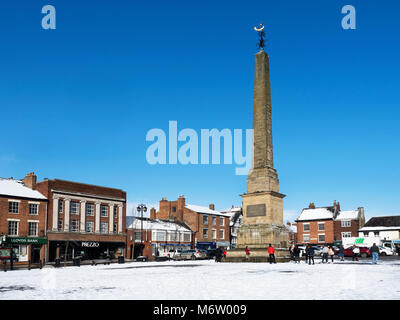 Coperta di neve Market Place e obelisco in inverno Ripon North Yorkshire, Inghilterra Foto Stock