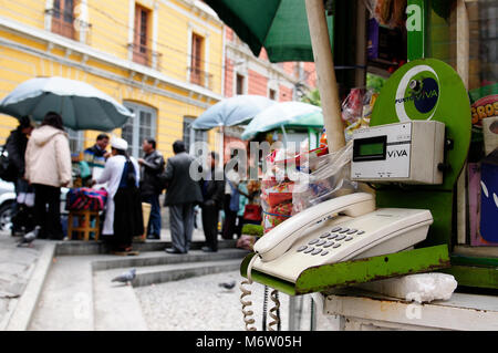 LA PAZ, BOLIVIA - 12 novembre 2011 - La capitale governativi della Bolivia. Paesaggio urbano - cabina telefonica Foto Stock