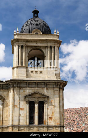 La Paz - la capitale governativi della Bolivia. Paesaggio urbano - Plaza Pedro de Murillo, squer principale in città - La torre campanaria della cattedrale Foto Stock