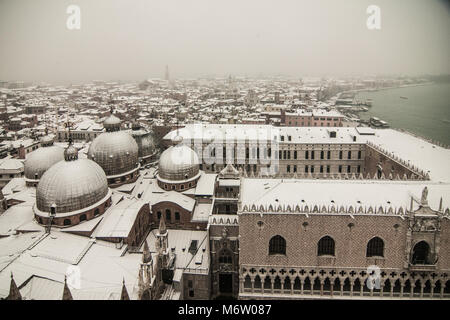 Venezia, Italia - 28 febbraio/1 marzo 2018 coperta di neve tetti di Venezia, Italia. Un soffio di gelo chiamato "Bestia da est" ha afferrato la maggior parte di Europa nel mezzo dell'inverno del 2018, e a Venezia una nevicata ha coperto la città con il bianco, rendendolo affascinante e poetico per cittadini e turisti. © Simone Padovani / risveglio Foto Stock