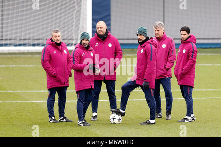 Manchester City manager Pep Guardiola (centro destra), assistente allenatore Domenec Torrent (sinistra), assistente del coach Brian Kidd (seconda a destra), assistente allenatore Mikel ARTETA (a destra), fitness coach Lorenzo Buenaventura (seconda a sinistra) e l'assistente allenatore Rodolfo Borrell (centro sinistra) durante la sessione di formazione presso il CFA, Manchester. Foto Stock