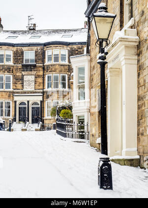 Coperta di neve Promenade corte in inverno a Harrogate North Yorkshire, Inghilterra Foto Stock