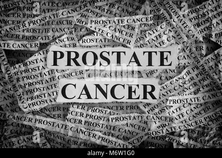 Il cancro della prostata. Pezzi di carta strappati con le parole del cancro della prostata. Concetto di immagine. In bianco e nero. Primo piano. Foto Stock