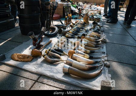 Tbilisi, Georgia - 15 Ottobre 2016: mercato delle pulci sul ponte a secco avente un sacco di vintage, bere corna, fatte a mano, souvenir e retrò personale per la cu Foto Stock