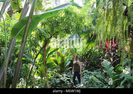 Ragazza in posa di fronte di Jim Thompson House a Bangkok, in Thailandia. Foto Stock