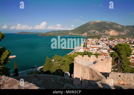 Vista dalla fortezza veneziana oltre Vonitsa, Amvrakikos Kolpo, Grecia Foto Stock