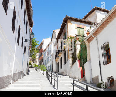 Strada stretta con case tradizionali nella parte vecchia della città spagnola. Granada, Spagna. Foto Stock