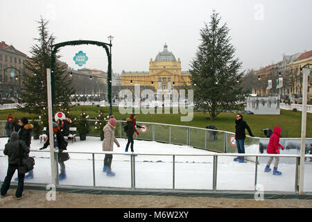 Croazia Zagabria, 18 dicembre 2016: Pattinaggio su ghiaccio Parco in inverno sul re Tomislav Square, situato nei pressi del padiglione di arte, con visitatori pattina intorno al Foto Stock