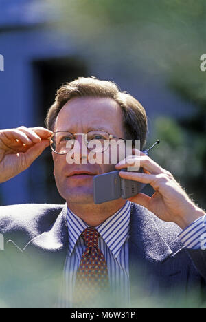 1995 caucasico storico uomo d affari con Mobile telefono cellulare (©MOTOROLA CORP 1995) all'aperto Foto Stock