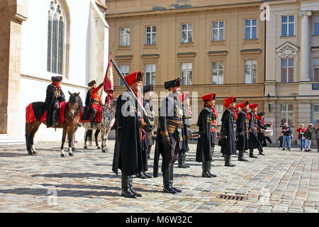 Croazia Zagabria, 1 ottobre 2017: il cambio della guardia, membri della Cravat reggimento di fronte alla chiesa di San Marco, Zagabria Foto Stock