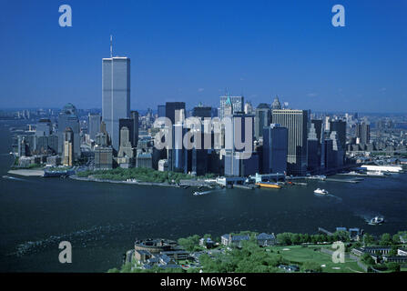 1995 aeree storiche torri gemelle (©MINORU YAMASAKI 1973) skyline del centro della Baia di Hudson MANHATTAN NEW YORK CITY USA Foto Stock