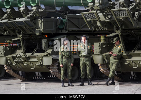 Buk M2 sistemi missilistici prima di iniziare la giornata della vittoria sfilata militare щт Mosca Piazza Rossa segna il settantesimo anniversario della vittoria sulla Germania nazista i Foto Stock