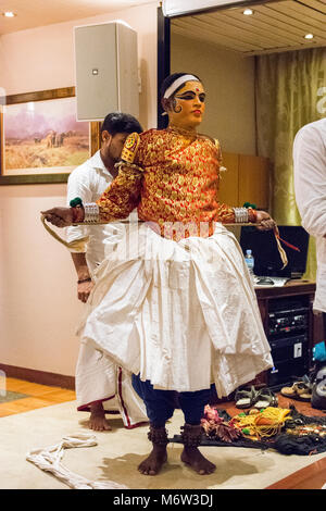 Gli artisti si preparano per la tradizionale performance art Hindu di Kathakali in Kerala Foto Stock