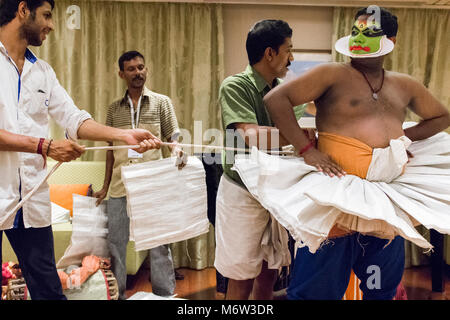 Gli artisti si preparano per la tradizionale performance art Hindu di Kathakali in Kerala Foto Stock