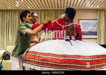 Gli artisti si preparano per la tradizionale performance art Hindu di Kathakali in Kerala Foto Stock