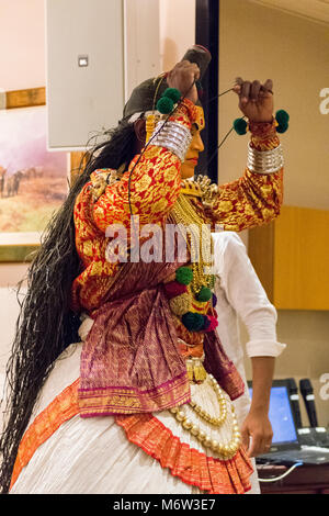 Gli artisti si preparano per la tradizionale performance art Hindu di Kathakali in Kerala Foto Stock