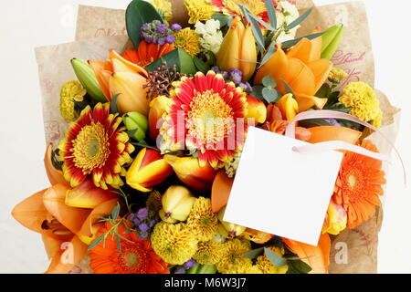 Un mazzo di fiori di close-up. Rosso, giallo, arancio e fiori lilla sono raccolti in un mazzo di fiori. Foto Stock