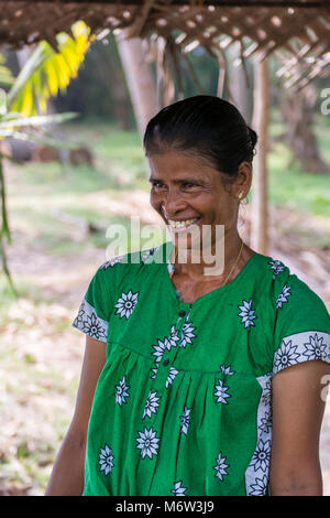 Donna indiana in abito tradizionale sorridente a Kumbalangi Village, Cochin, Kochi, India Foto Stock