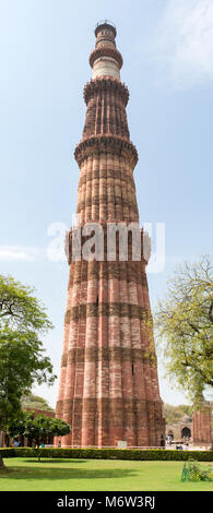 Il minareto di mattoni più alto del mondo, Qutub (Qutb) Minar, al complesso Qutb a Nuova Delhi, India Foto Stock