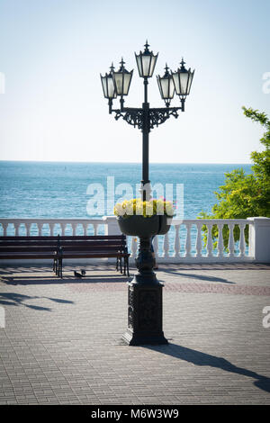 Antica strada lampada in stile art nouveau in Crimea. Bel posto vicino al mare per i viaggi. Luogo ideale per una passeggiata. Foto Stock