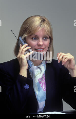 1996 caucasico storico Business donna in interni con Mobile telefono cellulare (©MOTOROLA CORP 1995) Foto Stock