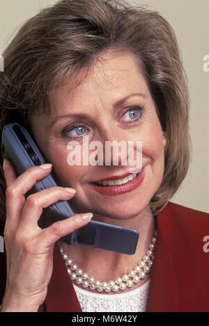1996 storico caucasico anziana donna D'AFFARI INTERNI CON MOBILE TELEFONO CELLULARE (©MOTOROLA CORP 1995) Foto Stock