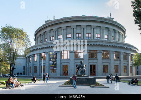Nazionale armena Teatro Accademico di opera e balletto in Yerevan. L'Opera è uno dei principali punti di riferimento della città. Foto Stock