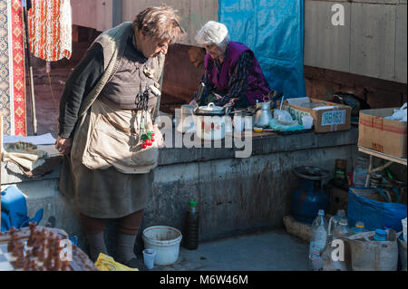 Due donne anziane che vendono merci al mercato delle pulci di Yerevan, Armenia. Foto Stock