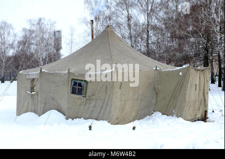 Tela militare tenda impostato su un poligono di tiro per soldati ukrainiens.Febbraio 1, 2018. Gamma di militari in Novo-Petrivtsi, Ucraina Foto Stock