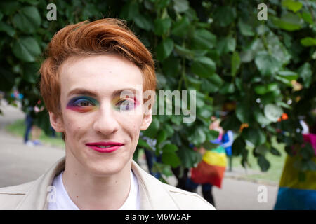 Rottura di sesso maschile stereotipo,Transgender Uk,LGBT.uomo che indossa il trucco.Out e orgoglioso.LGBT Pride evento,Stoke on Trent, Staffordshire,UK.24 Giugno 2017. Foto Stock