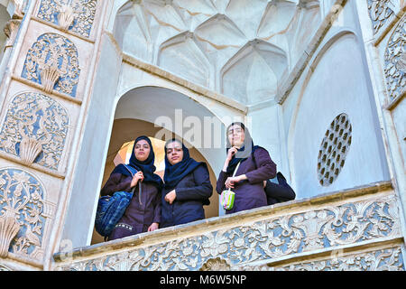 Kashan, Iran - 26 Aprile 2017: dettaglio sul cortile interno e balcone con favolose decorazioni, Tabatabaei Casa storica. Foto Stock