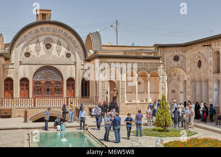 Kashan, Iran - 26 Aprile 2017: vista sul cortile interno della storica casa Tabatabaei. Foto Stock