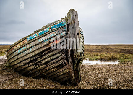 Vecchia barca abbandonata sulla costa di Norfolk - Englnd - Norfolk - 2018-02-03 - Fotografo : Brian Duffy Foto Stock