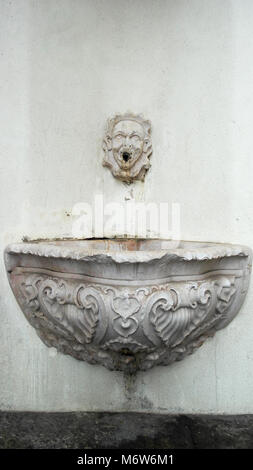 Dettaglio di una fontana fatta di calcare Foto Stock