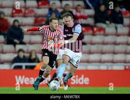 Aston Villa di Glenn Whelan sfide del Sunderland Aiden McGeady durante il cielo di scommessa match del Campionato presso lo stadio di luce, Sunderland. Foto Stock