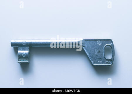 Chiave di ferro isolato su sfondo bianco. La chiave per il successo, la chiave della felicità, chiave per il cuore, sbloccare la porta aperta a nuovi orizzonti Foto Stock