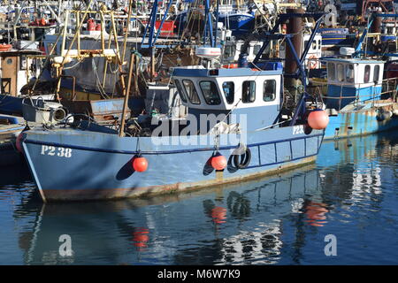 BLUE barca da pesca con Red boe di ormeggio, riflessa nell'ottobre sunshine. A CAMBER DOCKS, OLD PORTSMOUTH, Regno Unito Foto Stock