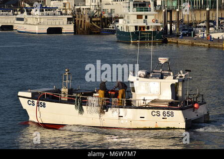 Barca da pesca di uscire a mare da Portsmouth Porto entrata. PORTSMOUTH 2018 Foto Stock