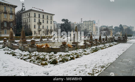 Milano, lombardia, italia, statue e fontana di Giulio Cesare Square, vicino alla nuova zona di Citylife. Foto Stock