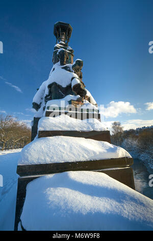 Staues su Kelvin via Ponte, Glasgow, coperto di neve su una luminosa giornata di sole Foto Stock