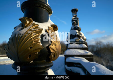 Staues su Kelvin via Ponte, Glasgow, coperto di neve su una luminosa giornata di sole Foto Stock