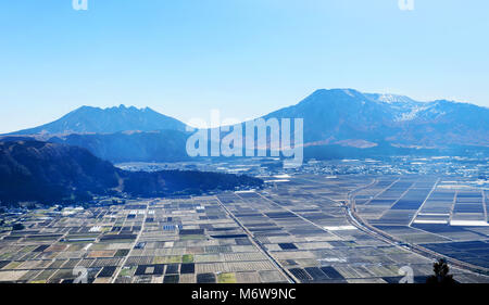 Viste della stragrande Aso cratere del vulcano con la vulcanica fattorie ,villaggi e il vulcano di picchi in centro. Foto Stock