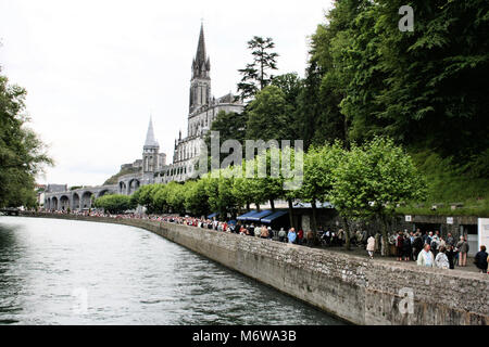 Una vista della Basilica di Santa Bernadette a Lourdes Foto Stock