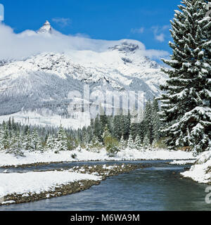 picco pilota nel wyoming che si innalza attraverso le nuvole sopra il fiume clarks fork yellowstone dopo una prima neve vicino a cooke city, montana Foto Stock