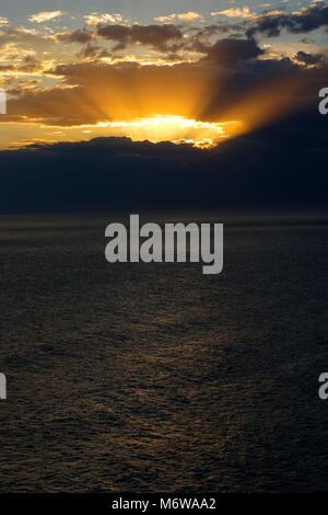 Sunburst al di sopra del Grande Oceano Meridionale, Australia. Foto Stock