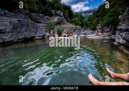 Zagori, Grecia - 20 agosto 2017: persone nuotare nella naturale Laghi di piccole dimensioni nelle rocce tra due dei più bei villaggi nella regione di Zagori, Megalo Foto Stock